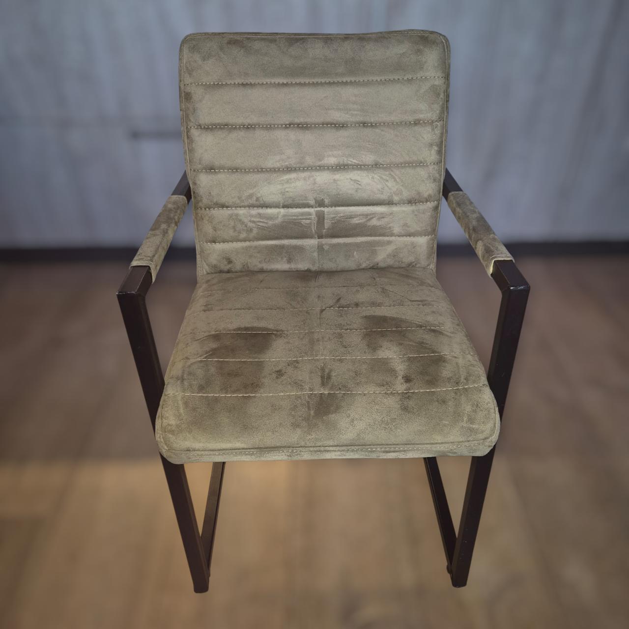 Eettafel met stoelen