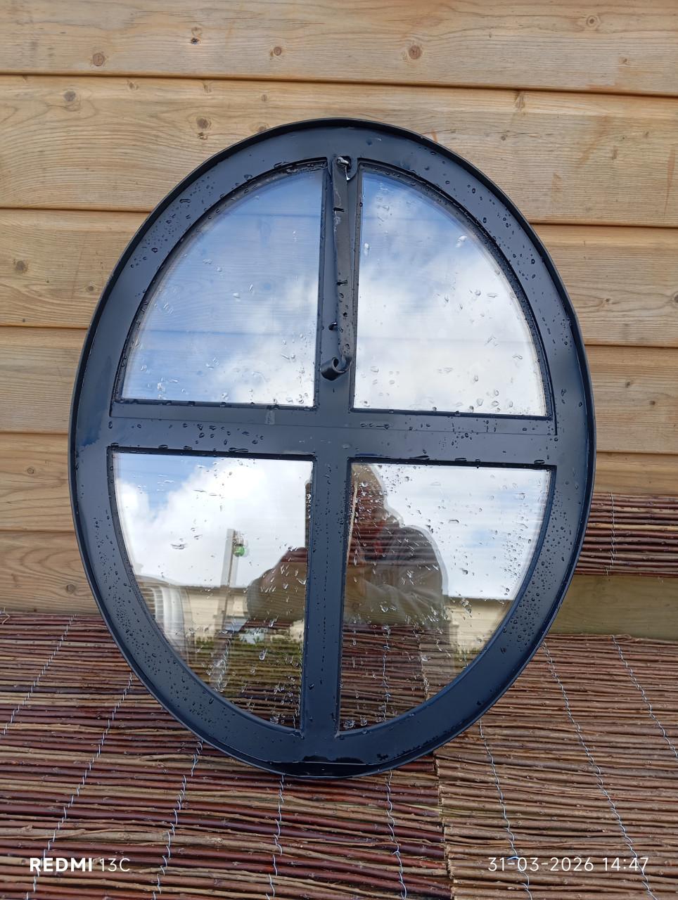 Ovaal zwart ijzeren raam met dubbel glas 510x640.