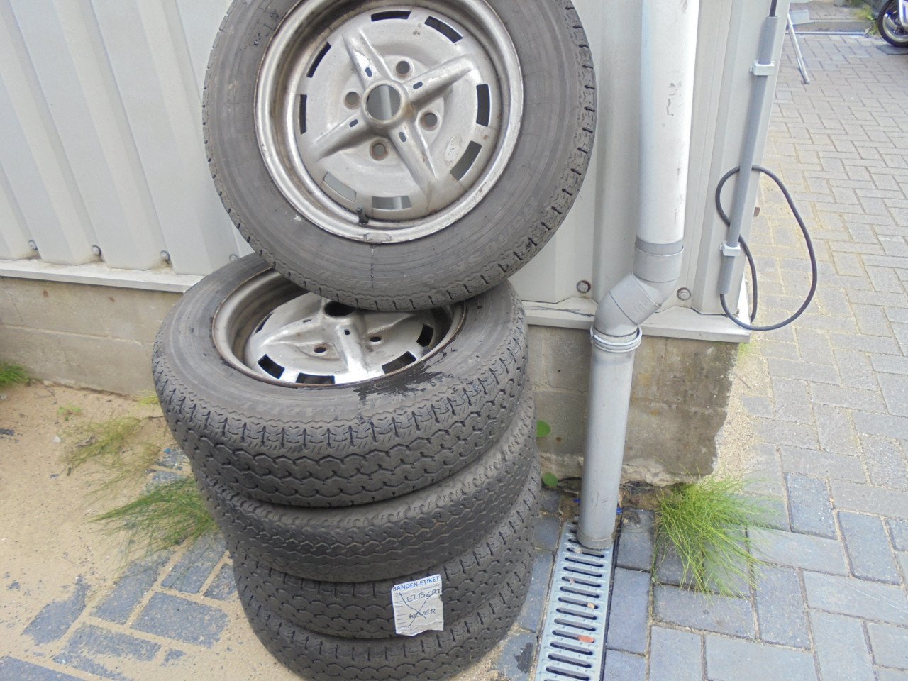 Originele Volkswagen Kever Stalen Wielen Met Banden 175/70 SR15