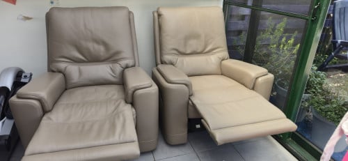 Lederen salon in nieuwstaat met relax zetel 2x2 en 1x 2,5 bankstel