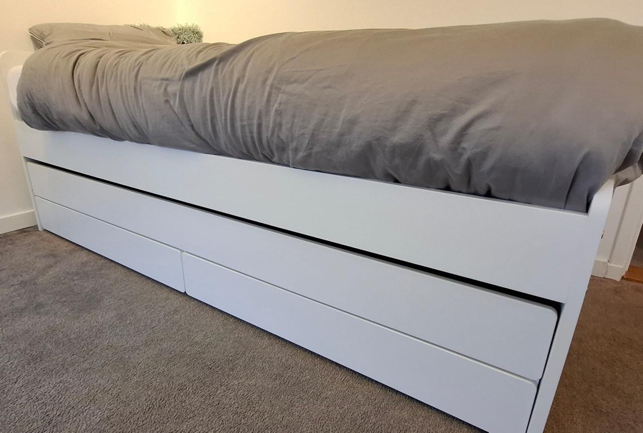 SLÄKT Bedframe met onderbed en opberger, wit, 90x200 cm