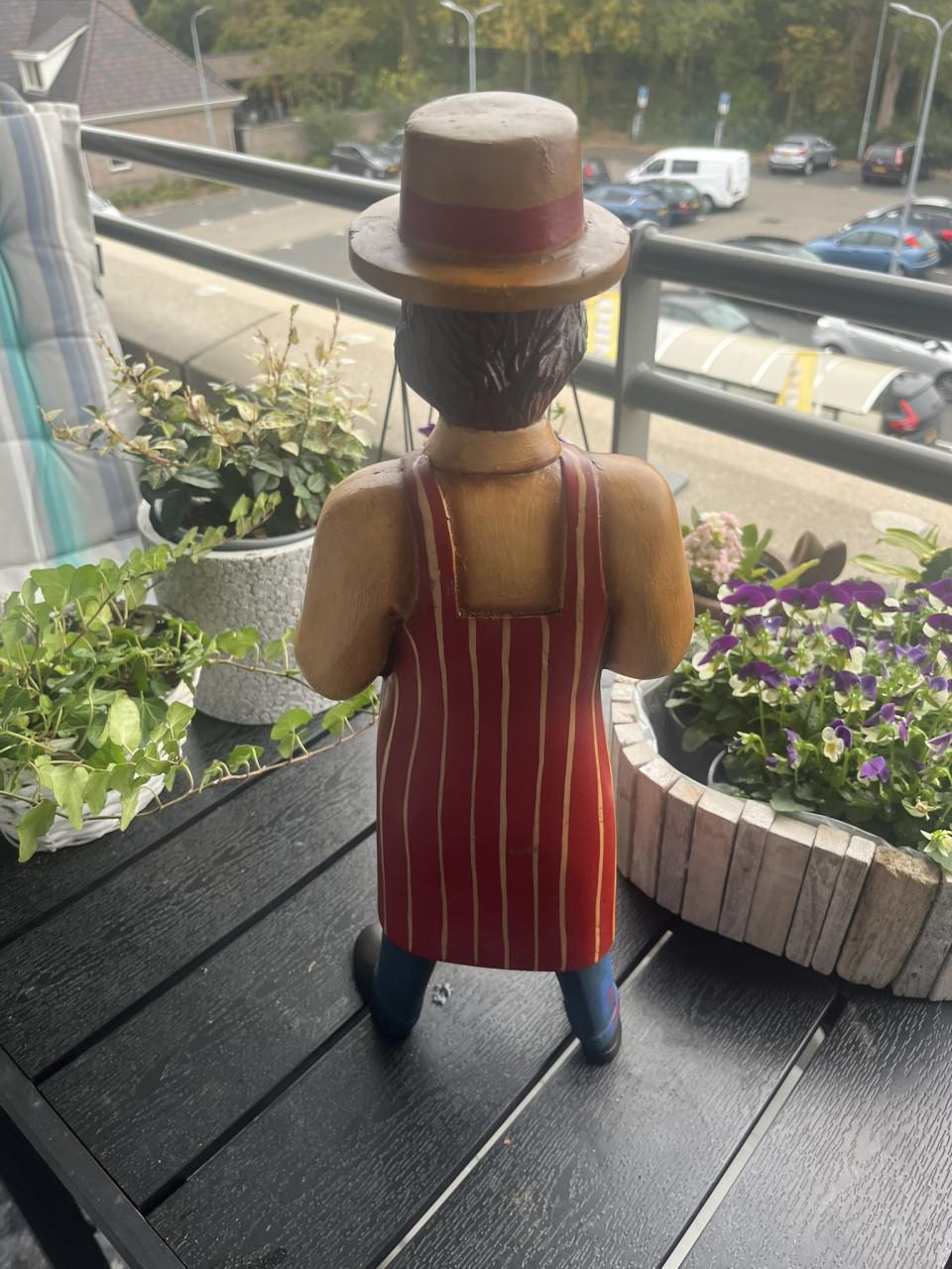 Miniatuur bloemkarretje met pop