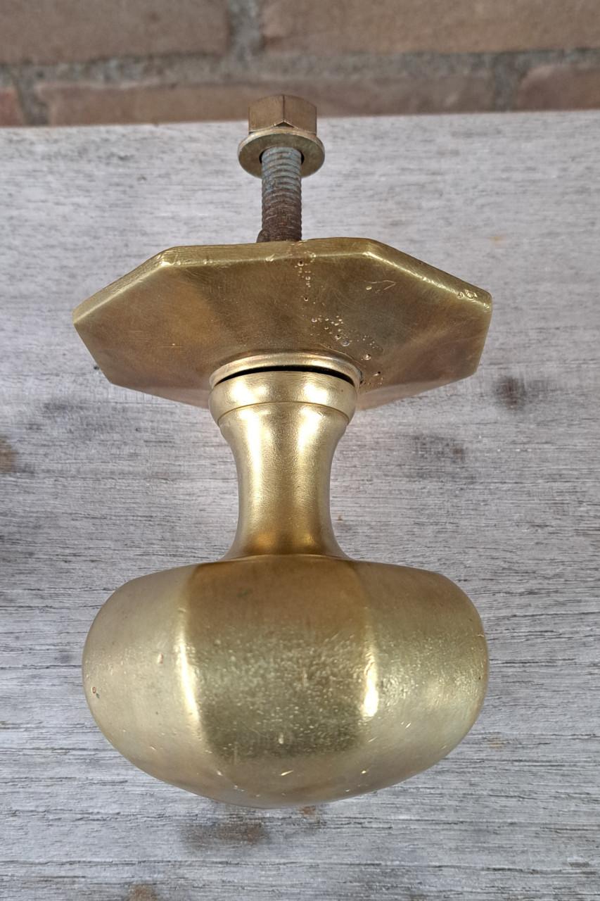 Koperen deurknop en brievenbus