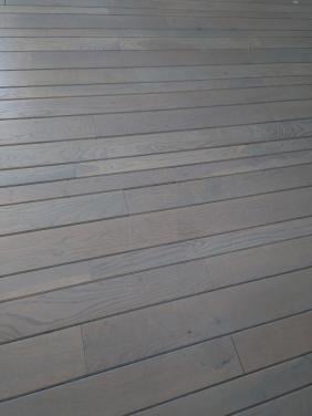 Massief eikenhouten vloer met v-groef