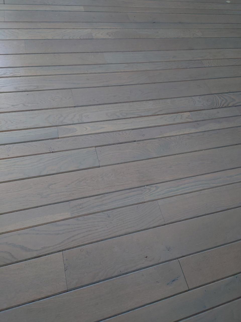 Massief eikenhouten vloer met v-groef