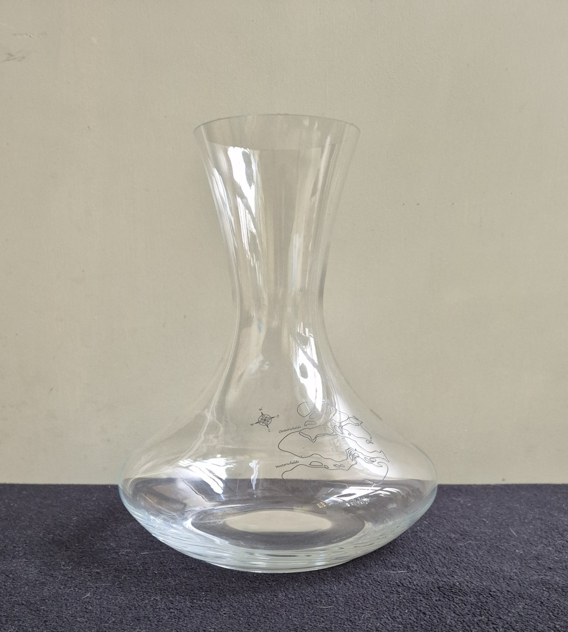 Water karaf “Zeeuws water”  Met ingeëtste  afbeelding