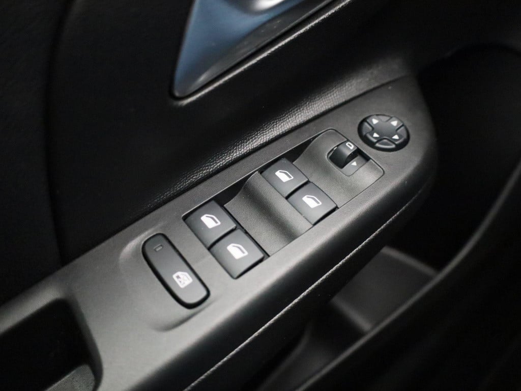 Opel Corsa 1.2 gs line | lage km stand! | lederpakket | navigatie | apple c