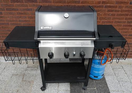 Nette BBQ Kenmore op gas incl gevulde gasfles, goede kwaliteit