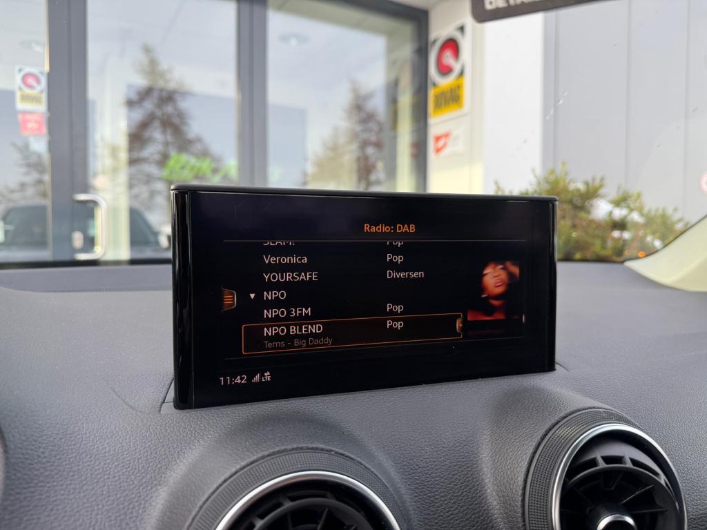 Audi Q2 1.5 tfsi *s edition . virtual * camera * black pack