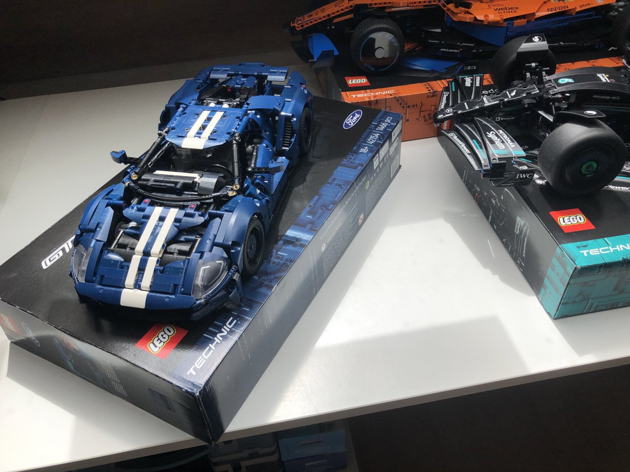 Lego Technic sets, 42141, met Pirelli stickers, 42171 en 42154, nieuwstaat.