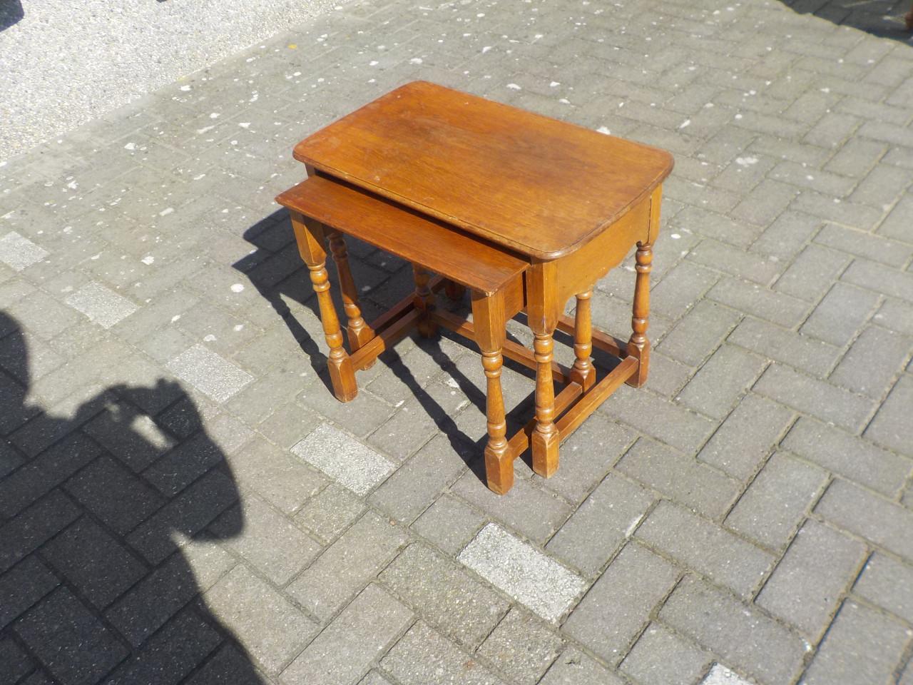 3 bijzettafeljes  waarvan 1 met lade in goede tot zeer goede staat