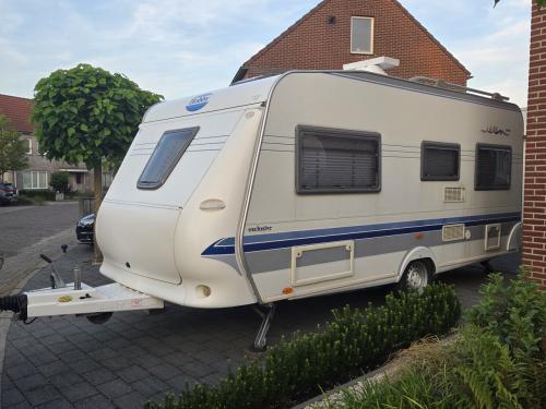 Hobby 460 met voortent en luifel