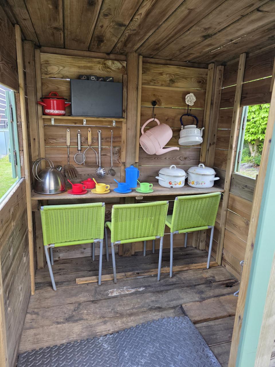 Gratis af te halen: Houten speelhuis met schommel en glijbaan