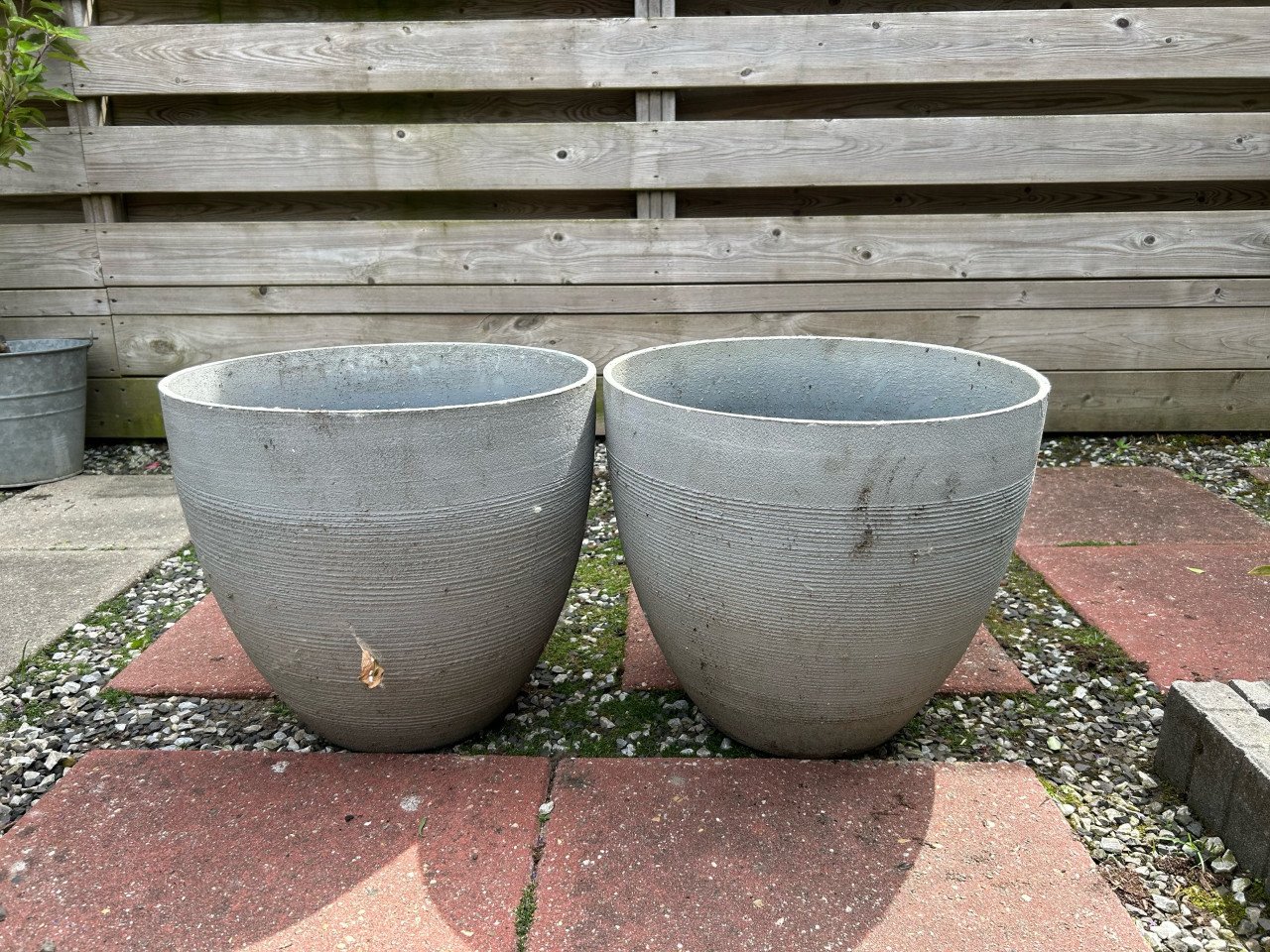 2 grote, plastic bloempotten