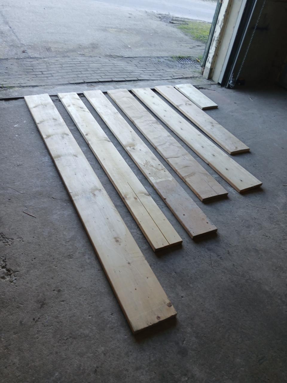 15 meter aan houten grenen planken van 3,8cm dik.