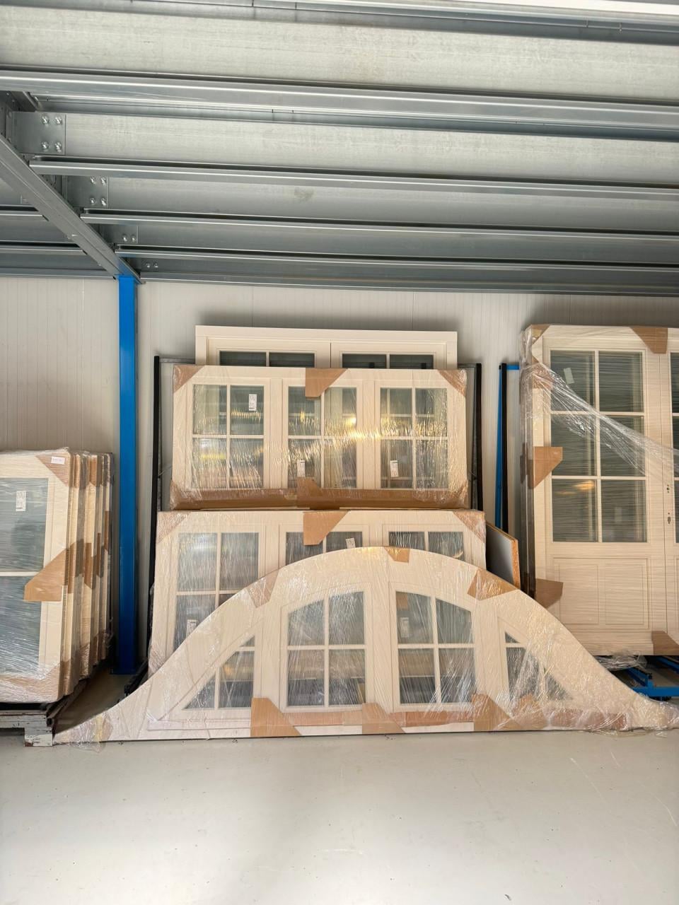 Loods vol nieuwe meranti houten kozijnen