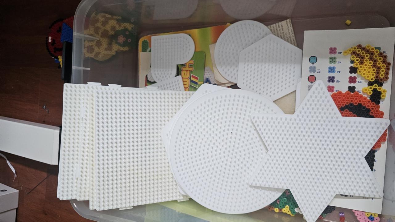 Hama strijkkralen en veel verschillende grondplaten