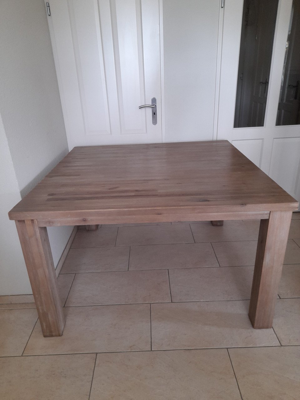Prachtige Massief houten  tafel 130 x 130 x 71,5 H (in goede nette staat )