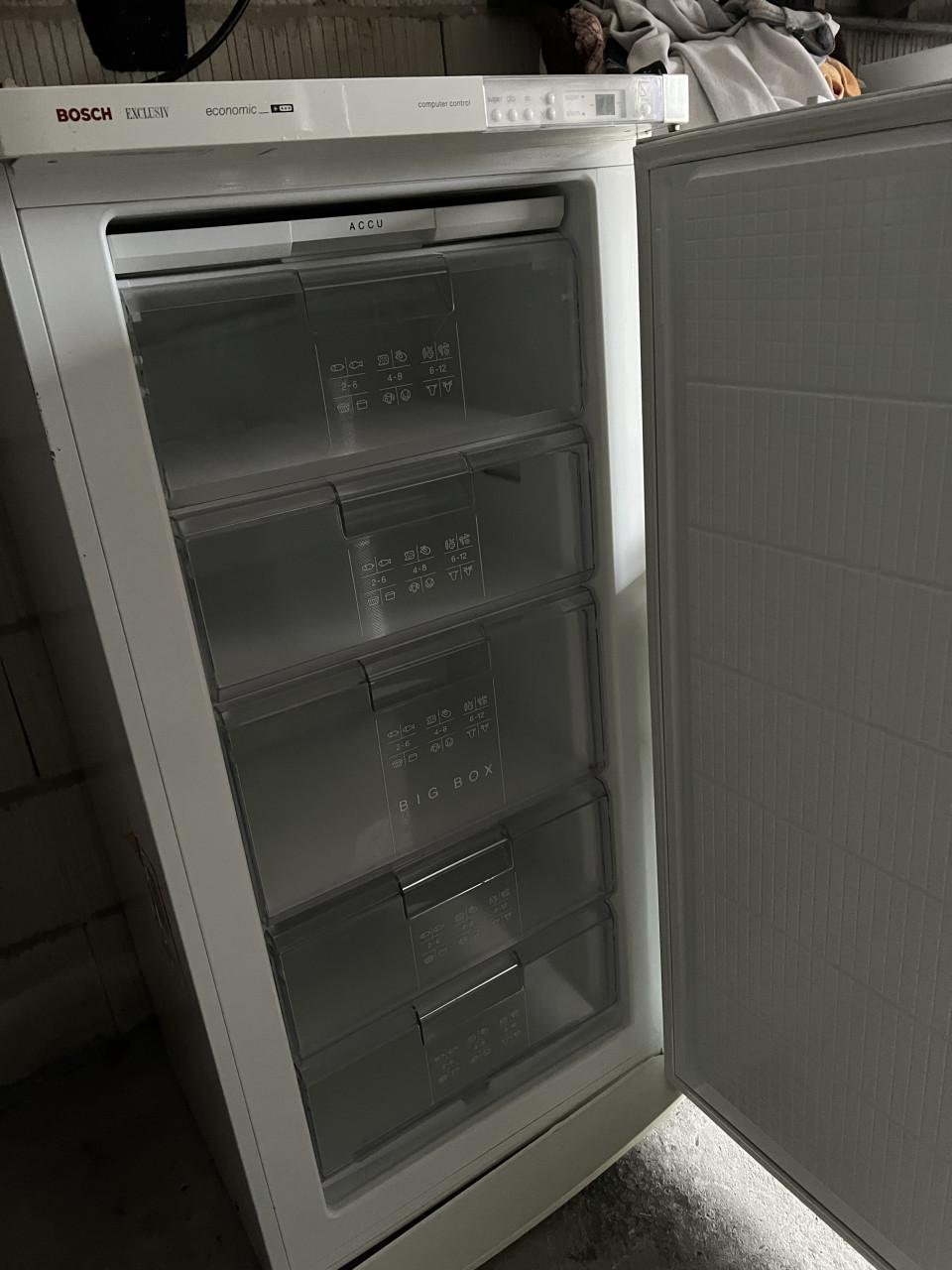 Bosch vrieskast 135x65x65 cm. Inhoud vriezer 220 liter