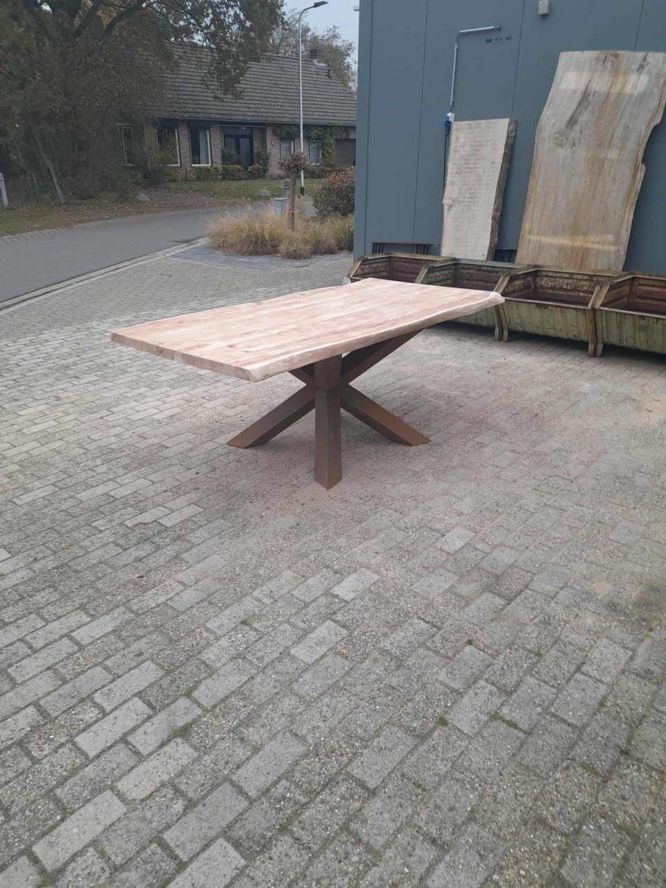 BOOMSTAMTAFEL / TAFEL IN SUARHOUT 200X100 MET ZWARE MATRIXPOOT