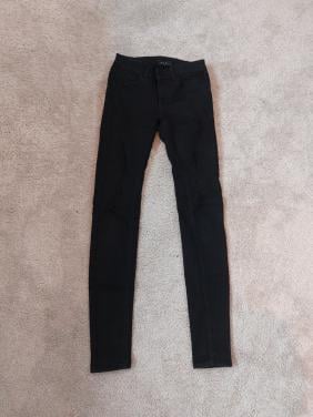 Zwarte broek met gaten