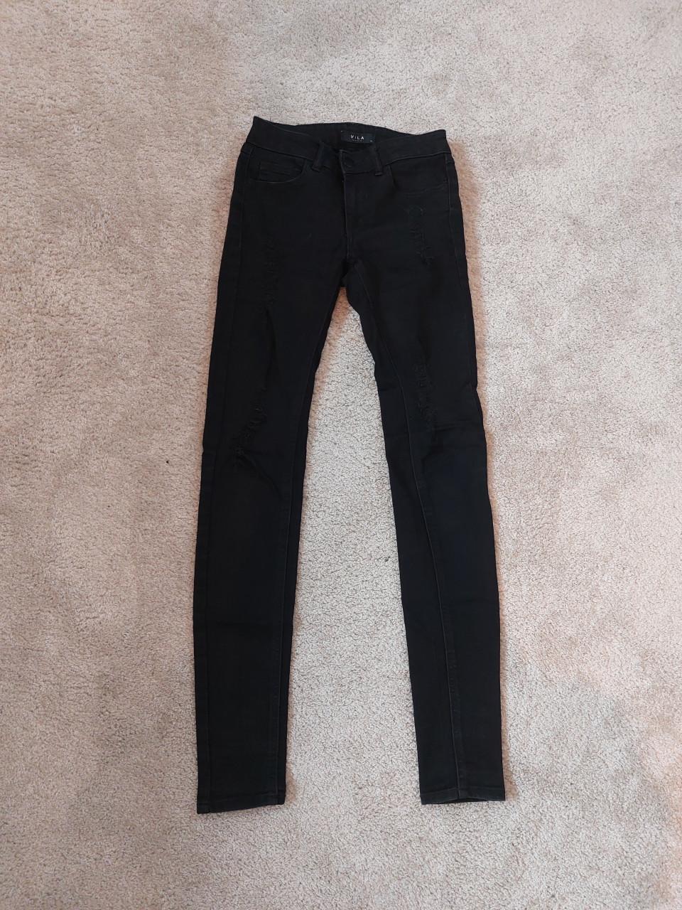 Zwarte broek met gaten