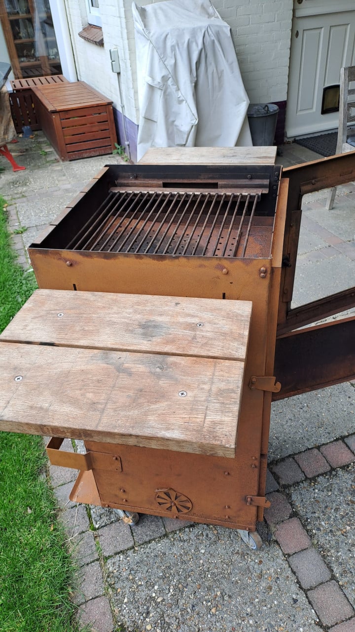 Le Maitre. Tuinhaard/terraskachel, BBQ en Rookoven