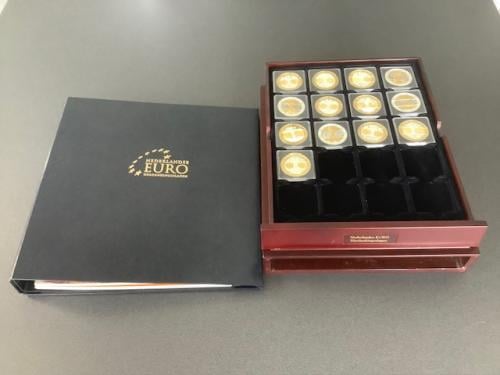 Cassette met 13 penningen “Nederlandse Euro Herdenkingsslagen”.