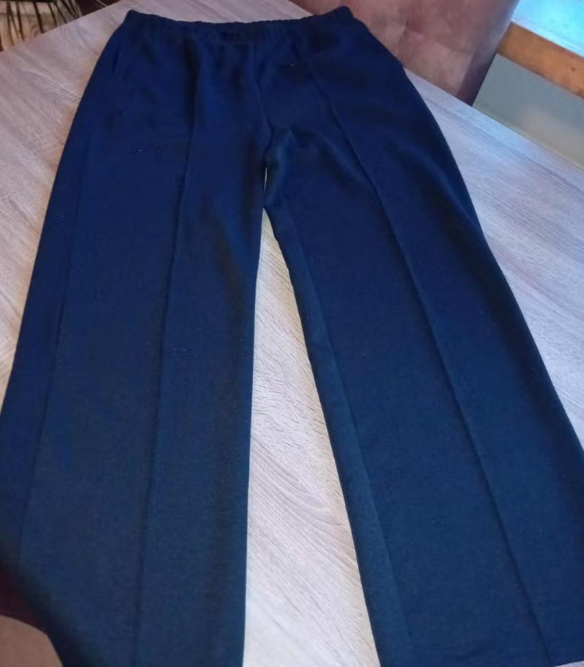 Comfortabele loungepakken in zwart en bruin maat L