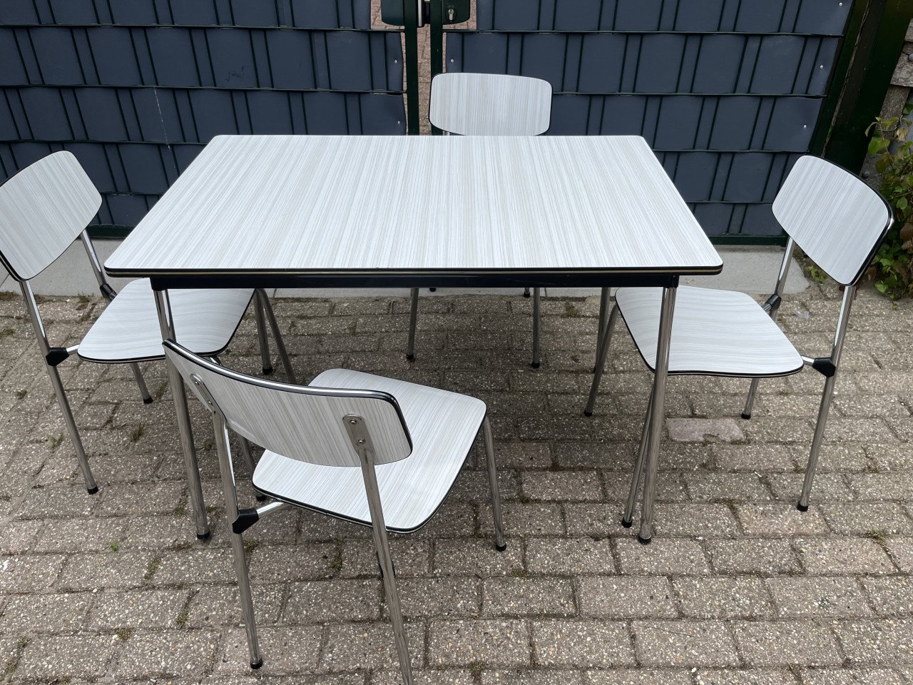 Tafel met 4 stoelen Formica en chromen poten