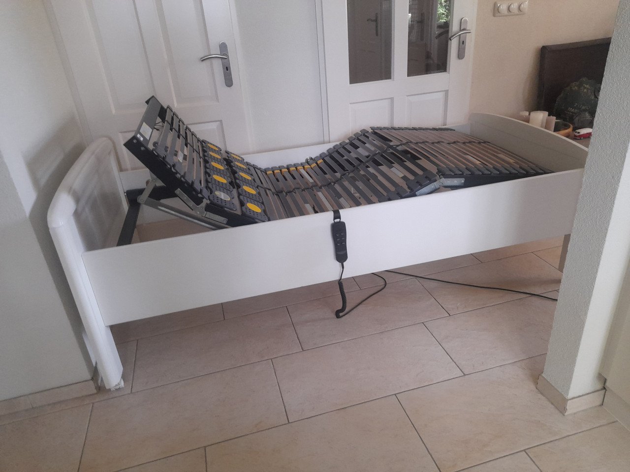Elektrisch verstelbaar 1 persoons bed 90 X 200 (in goede nette staat )