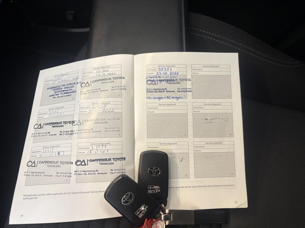 Toyota Yaris 1.5 hybrid bi-tone