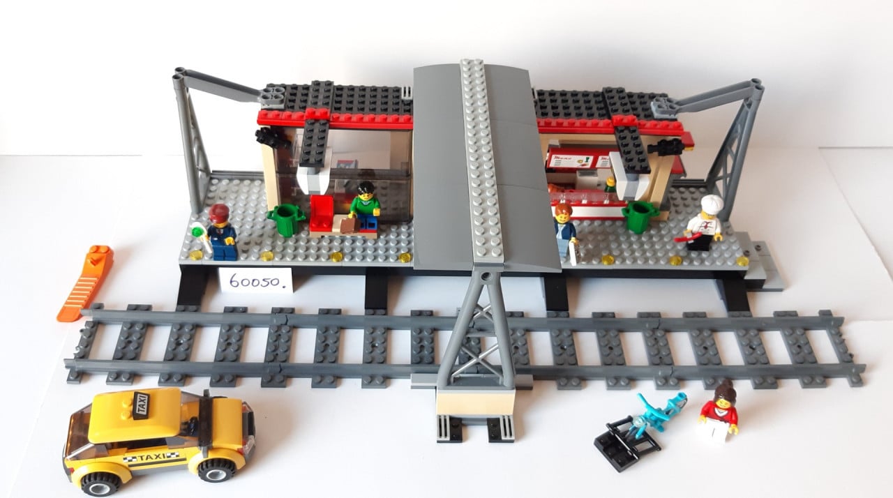 Lego City treinstation 60050: met taxi en 5 minifiguren