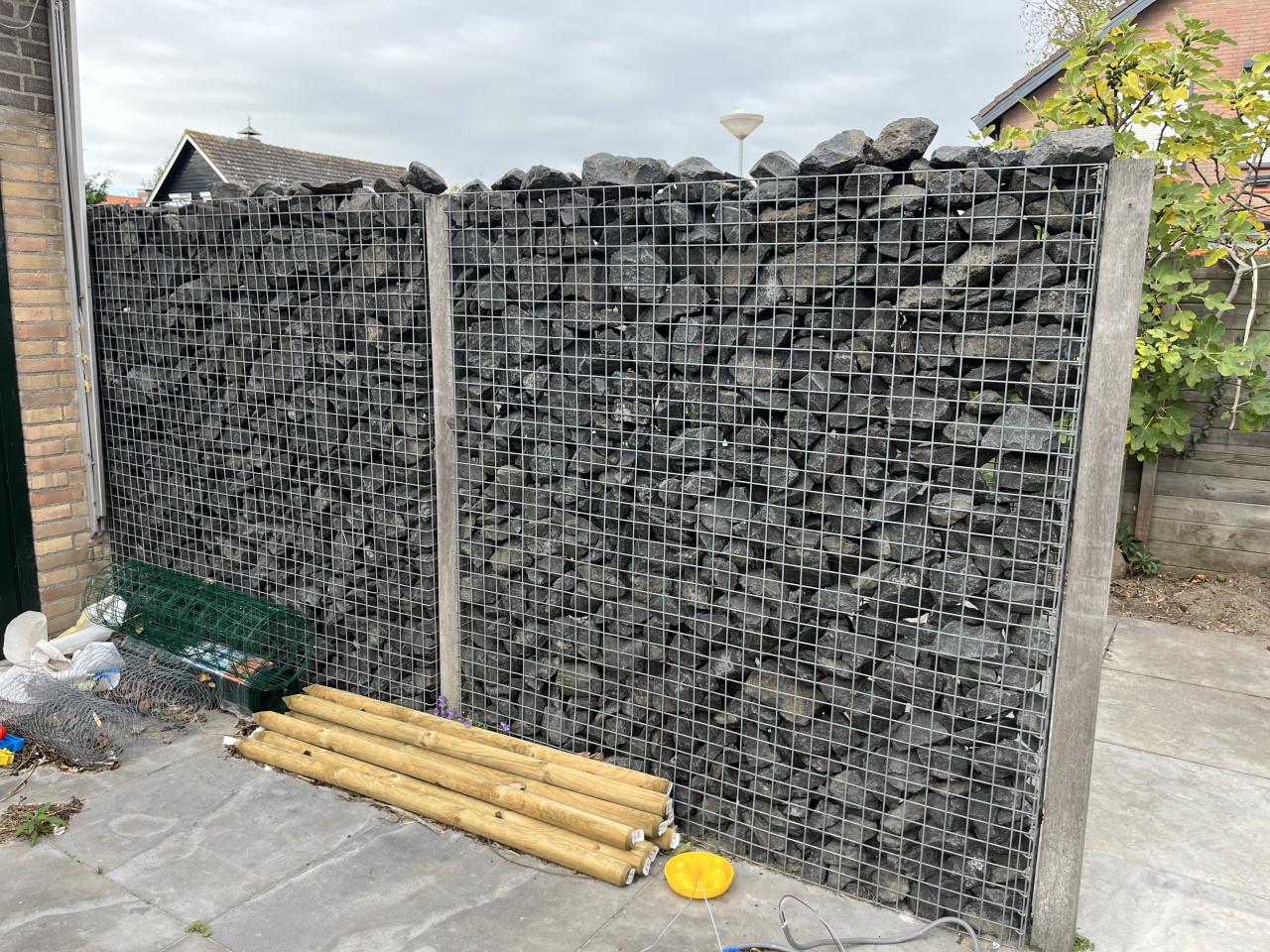 Sierstenen muur met korven