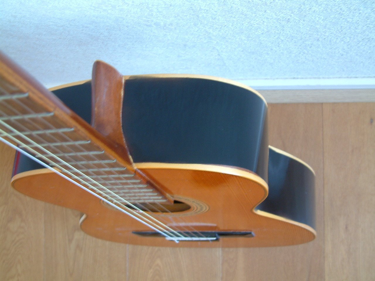 Goede oudere klassieke gitaar   Spaanse gitaar  met nog de sleufschroefjes