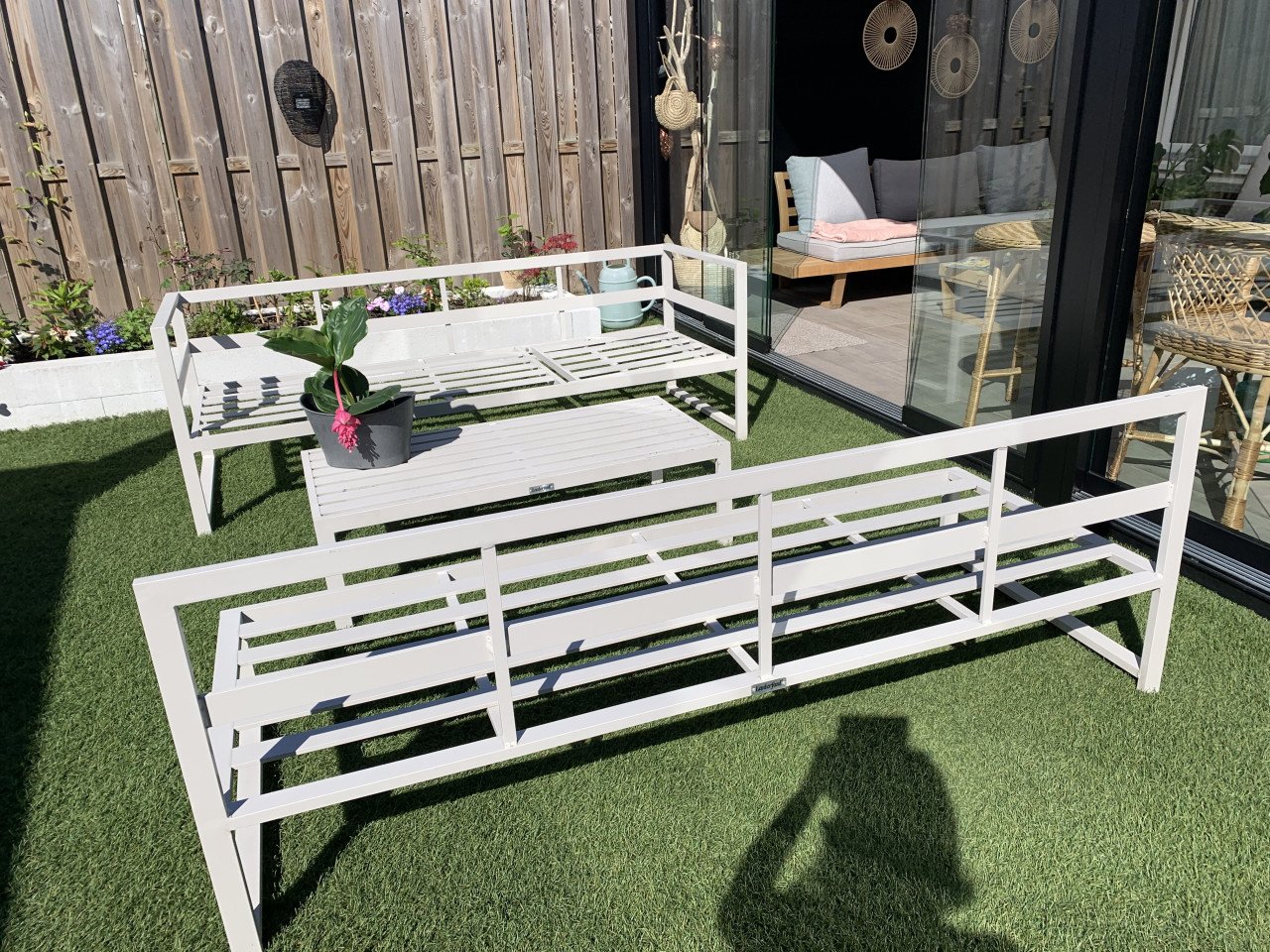 Aluminium licht grijze loungeset, met kussens en tafel en liggedeelte.