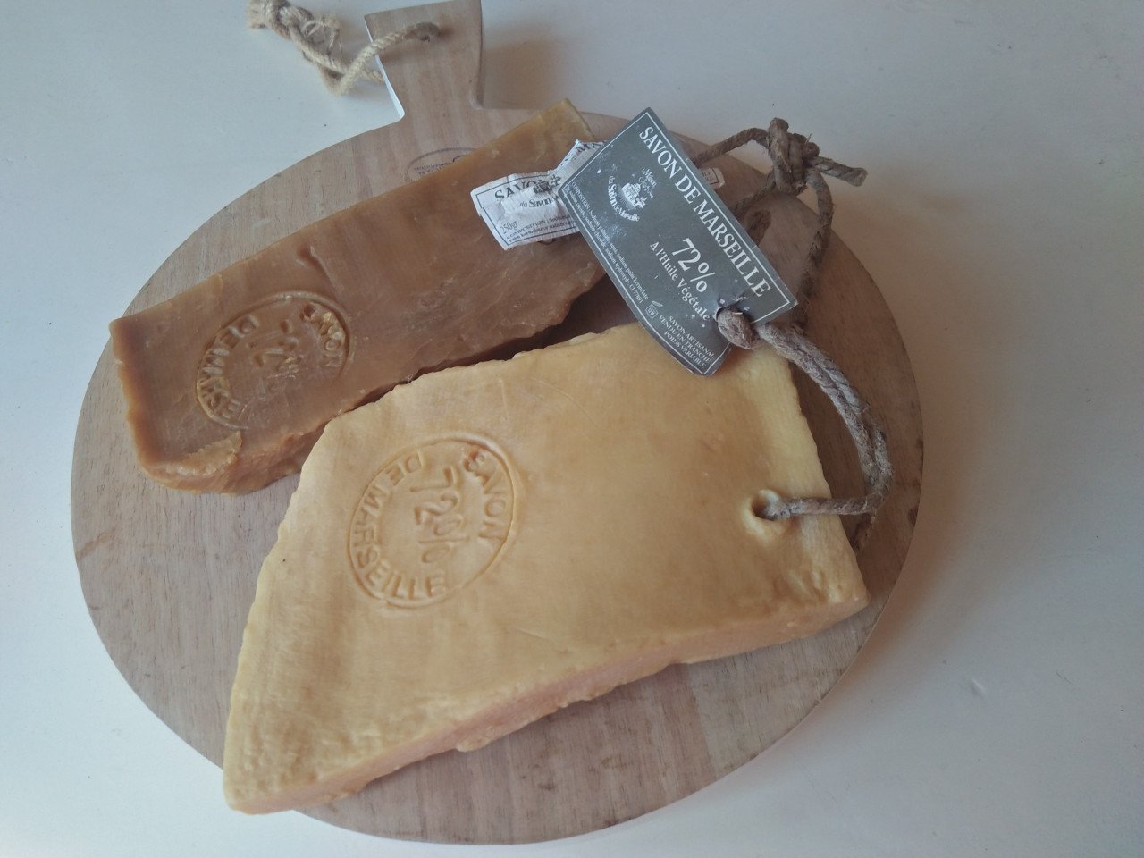 Decoratieve kaasplank met zeep uit Marseille