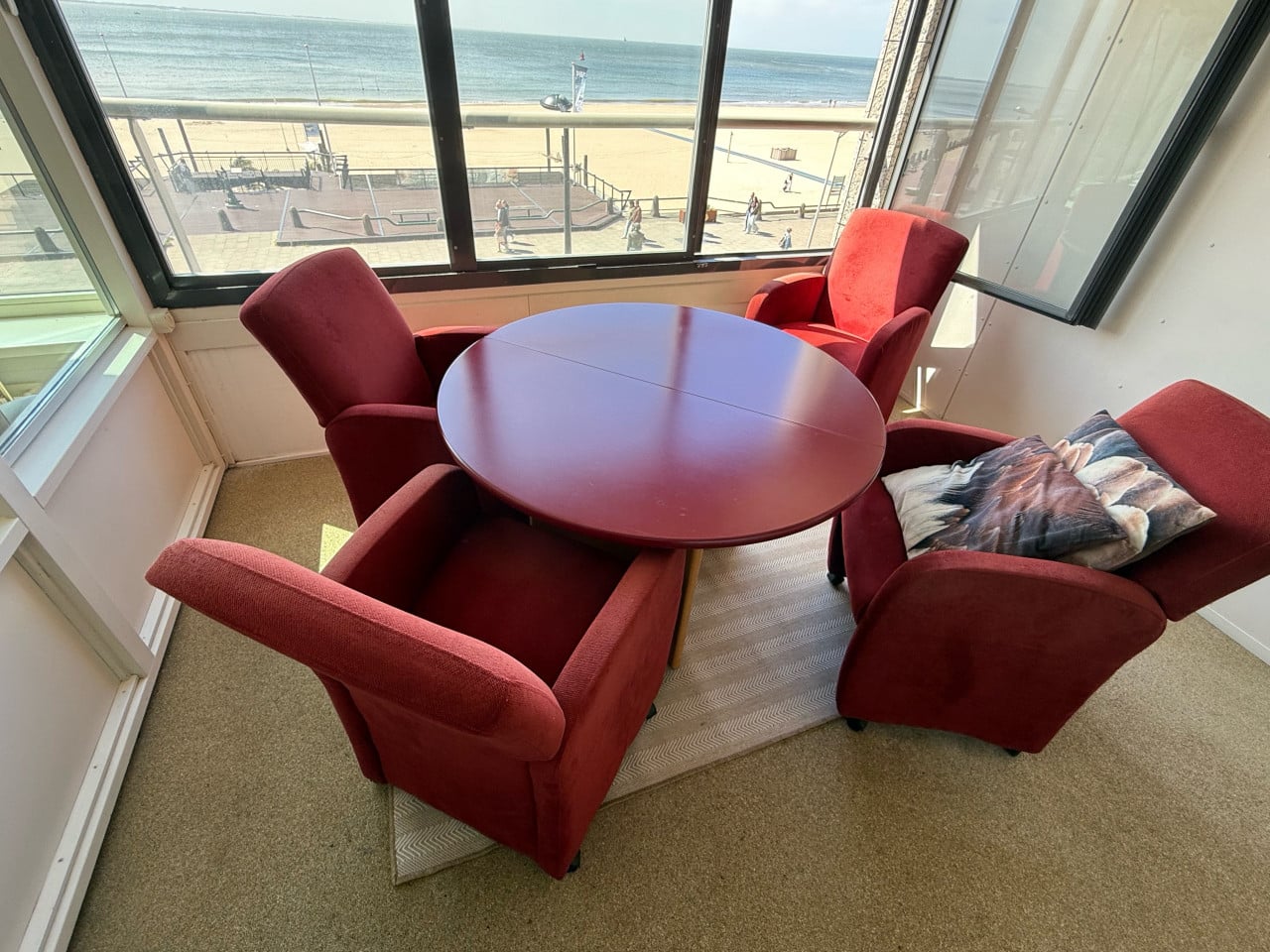 Gratis ronde tafel met 4 stoelen