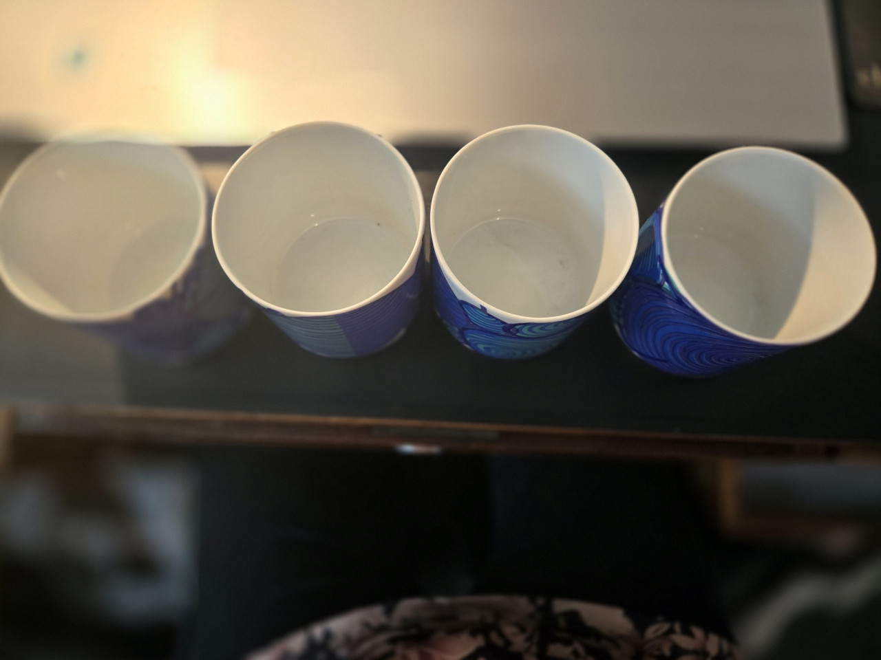 4 keramische mokken in wit en blauw - jaren 70-ontwerp - Herta Bengtson