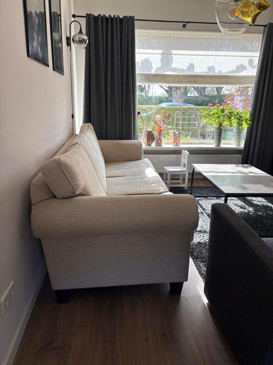 Bank + 2 fauteuils + salontafel + vloerkleed