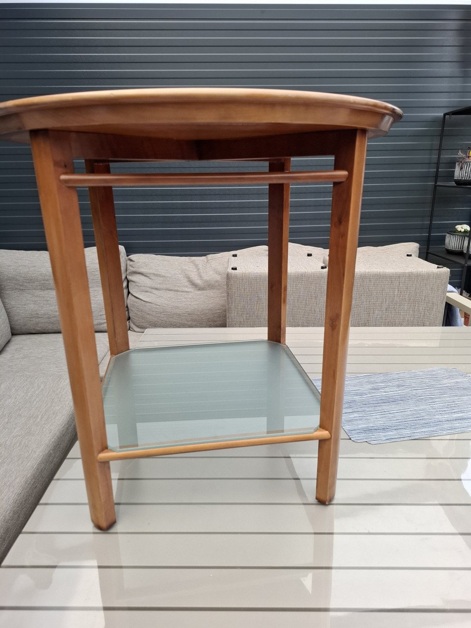 Design bijzettafeltje met melkglas Giorgetti