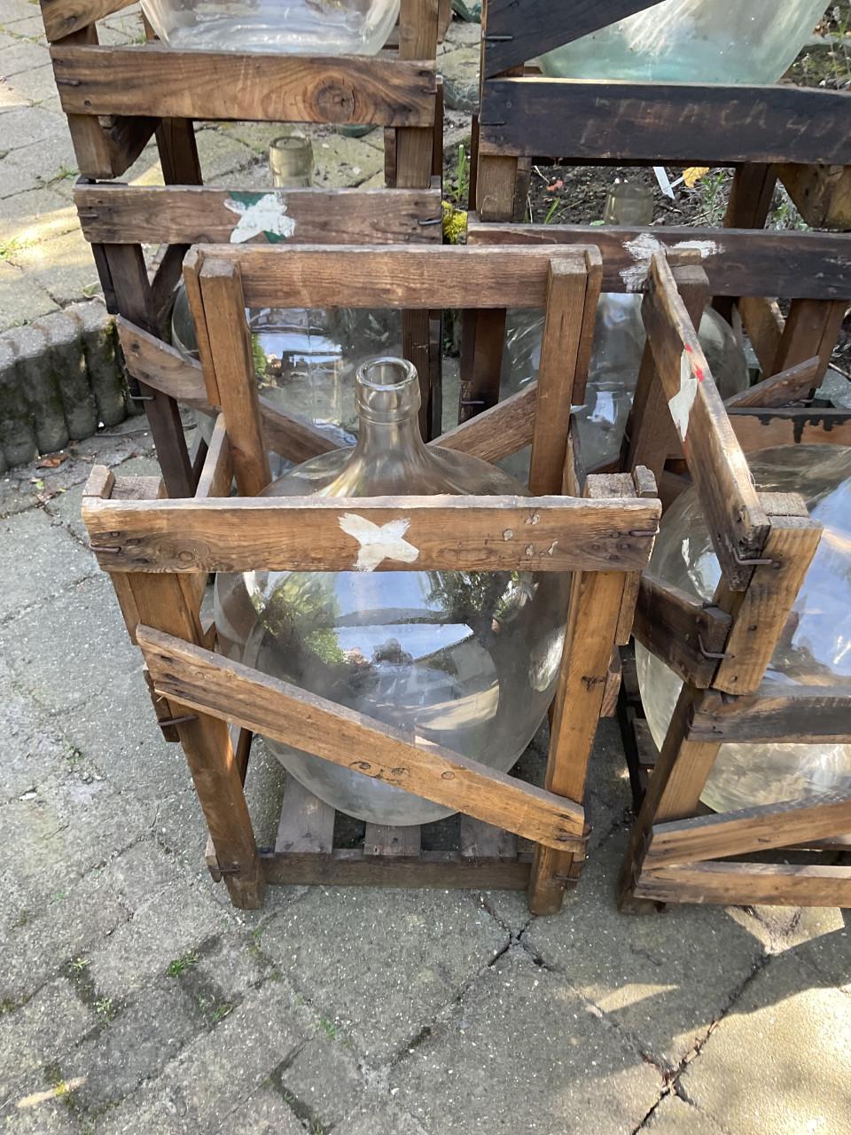 Oude gistflessen in krat ( 25 ltr. )