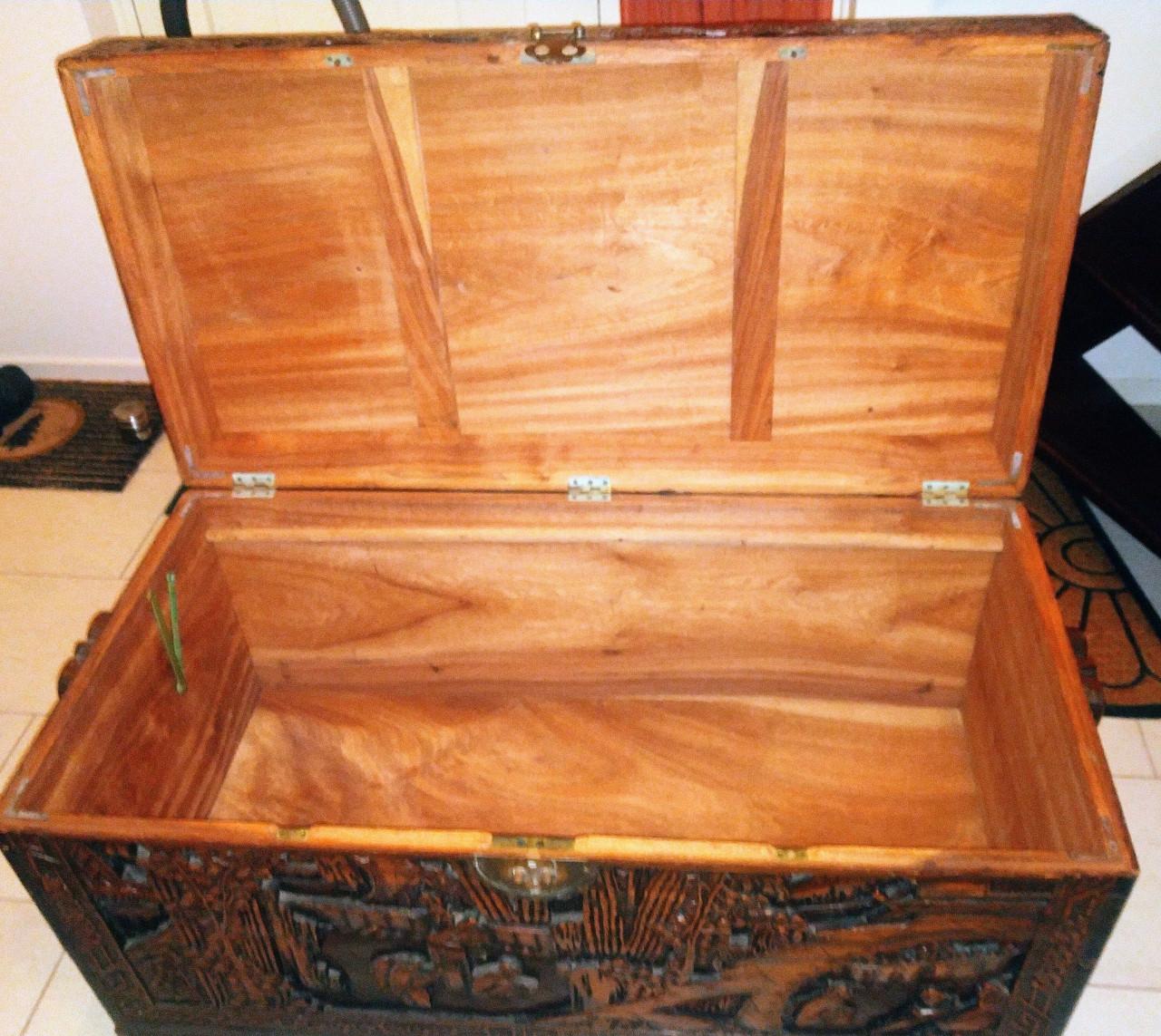 Dekenkist koloniaal, houtsnijwerk