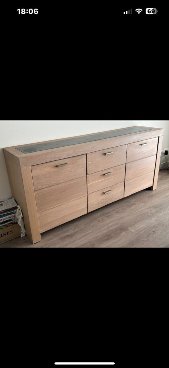 Massief eiken meubels + moderne verlichting