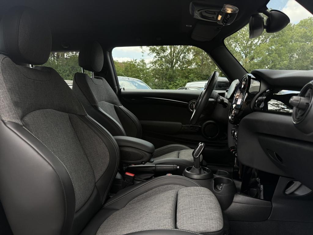 Mini Cooper 1.5 cooper business editie - facelift - automaat - half leder -
