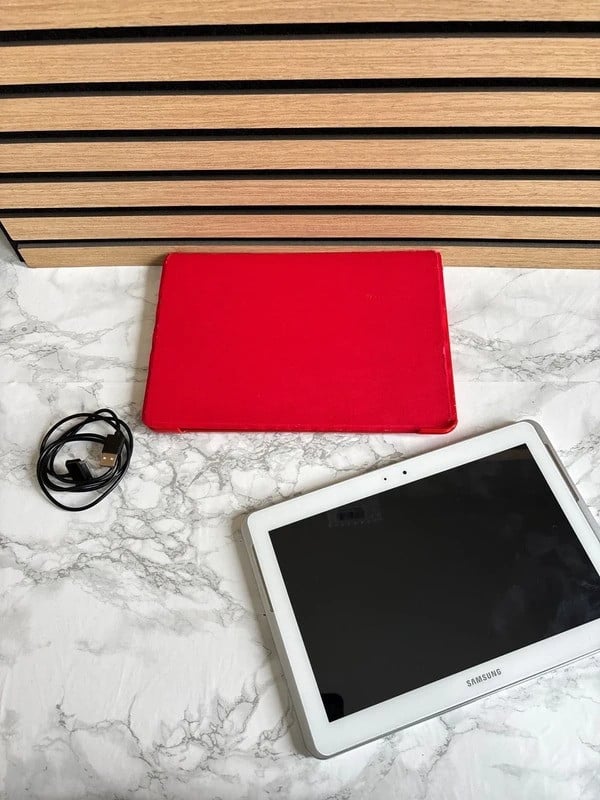 Samsung Galaxy Tab 2 10.1 📱 Wit – Inclusief hoes & kabel