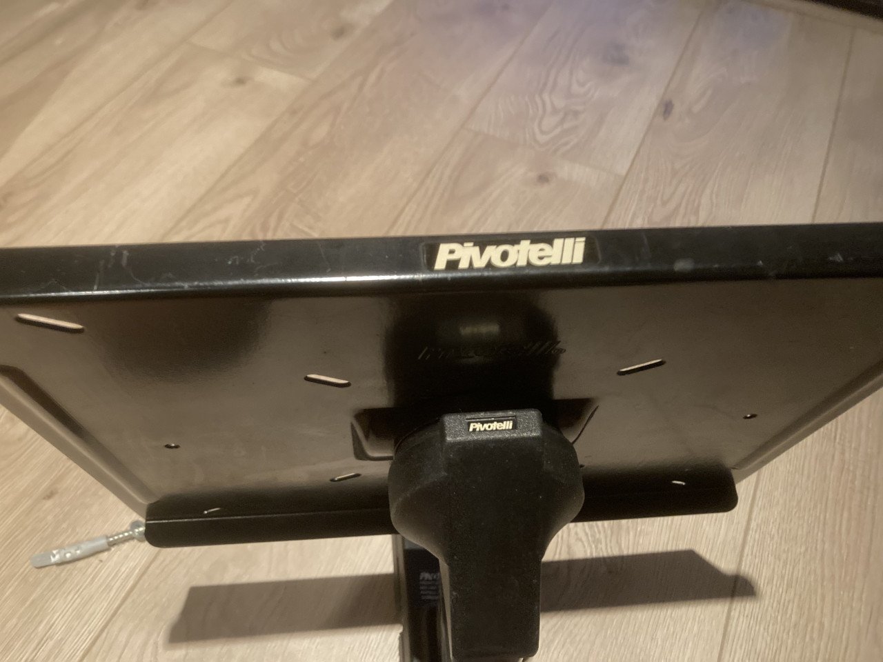 Pivotelli draaibare (tv) wandsteun