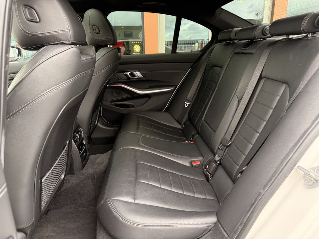 BMW 3-serie 320i m-sport | schuifdak | acc | leder | memory | laser | 20 in