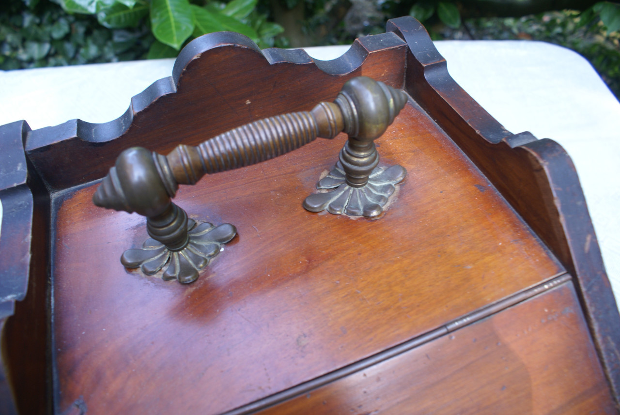 Houten kolenbak met schep