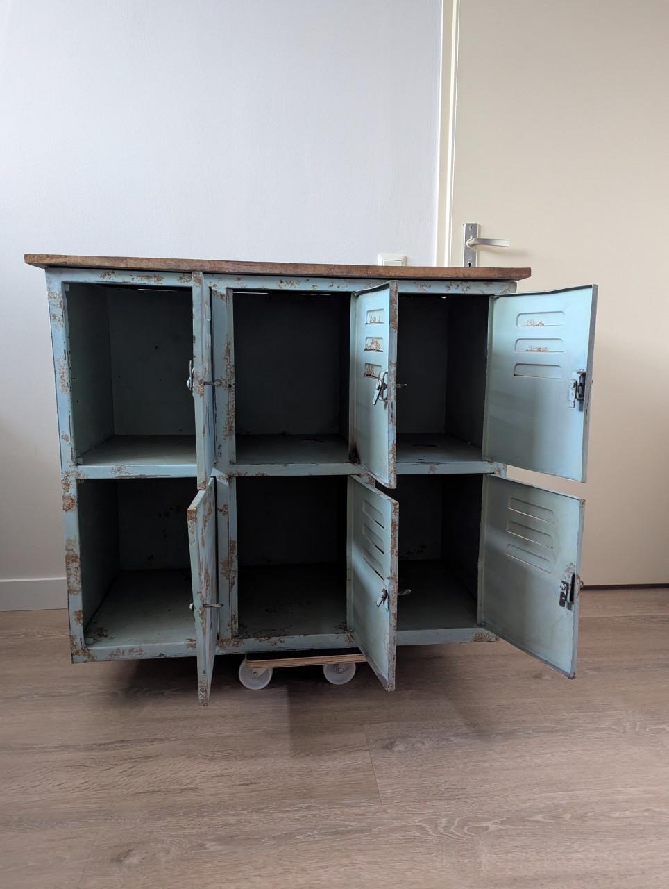 Industrieel locker kastje met houten blad